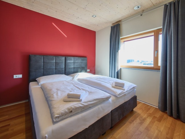 Gem&uuml;tliches Bett in modernem, hellen Schlafzimmer