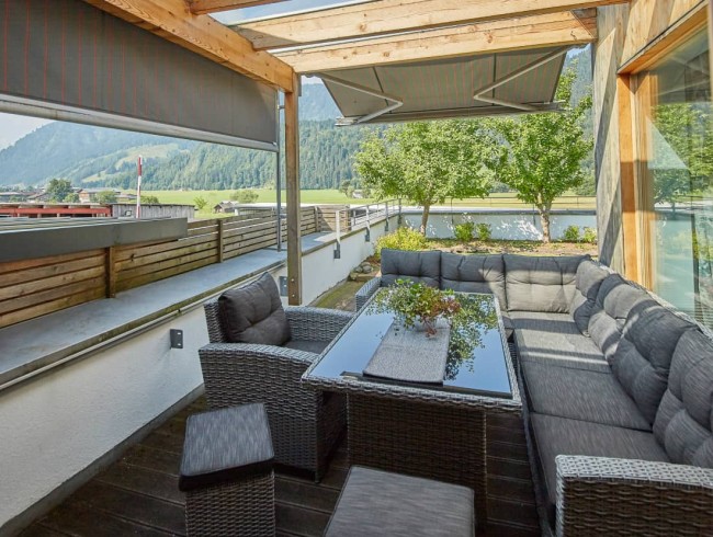 Gem&uuml;tliche Sitzgelegenheit auf der sommerlichen Terrasse