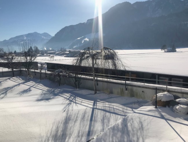 Winterlandschaft mit Blick von der Terrasse im Pinzgau