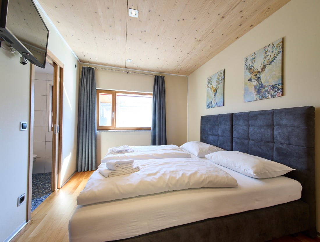 Modernes Schlafzimmer mit Doppelbett