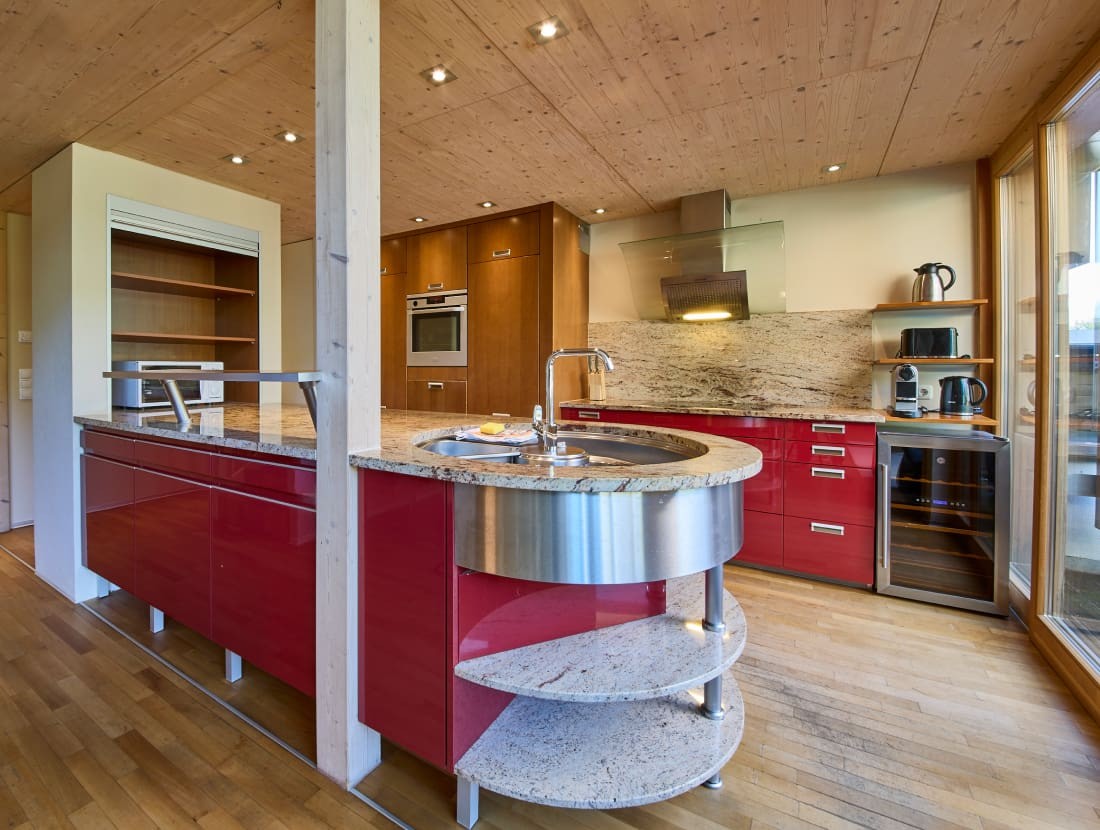 Moderne K&uuml;che mit K&uuml;hlschr&auml;nken, Ger&auml;ten und Weink&uuml;hlschrank