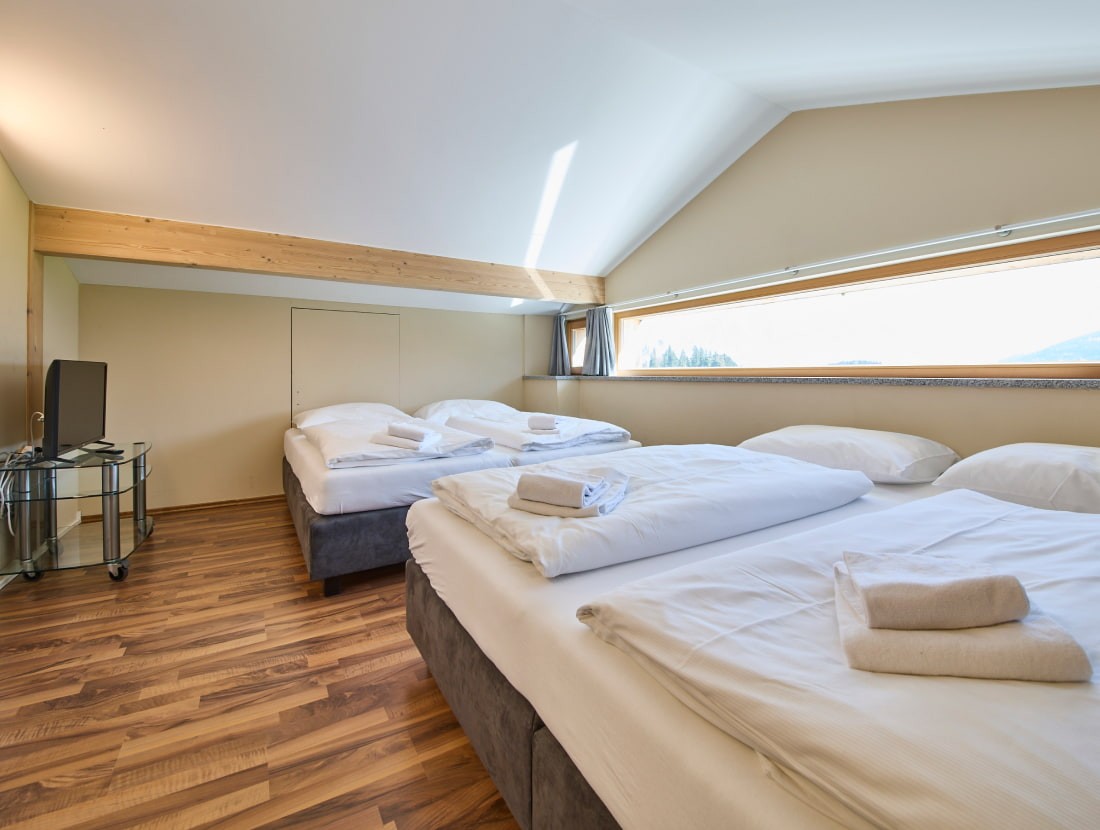 Helles und ger&auml;umiges Vier-Bett-Schlafzimmer